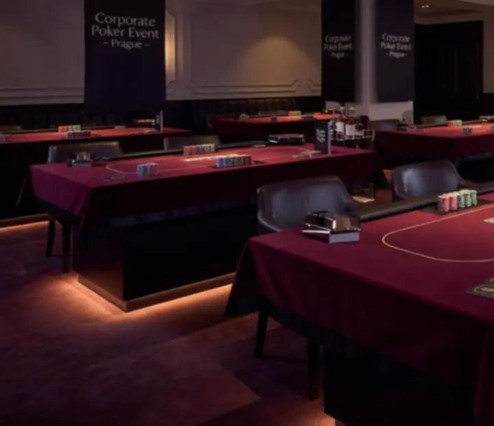 Hotelový lounge adaptovaný na rubínový pokerový večer